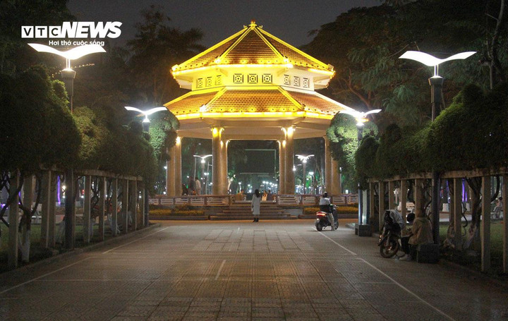 Dải trung tâm thành phố Hải Phòng về đêm.