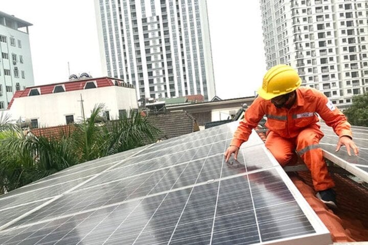 Bộ Công Thương đề xuất người dân đầu tư điện mặt trời mái nhà (ĐMTMN) tự dùng được kết nối với hệ thống điện quốc gia và bán sản lượng dư cho EVN, nhưng với giá 0 đồng. (Ảnh minh họa: Hà Nội mới)