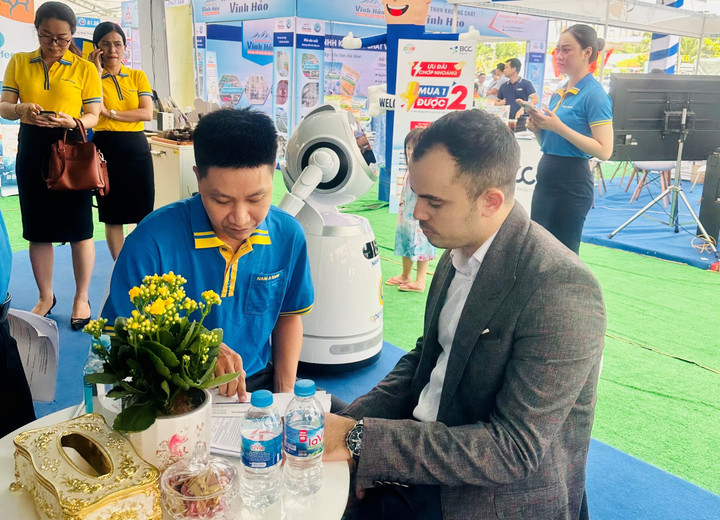 Khách hàng tham gia tư vấn tại gian hàng Nam A Bank.