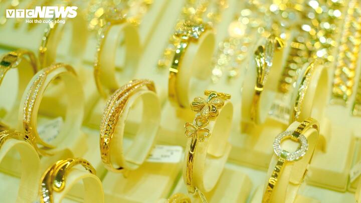 Giá vàng thế giới tăng nhẹ trọng khi vàng trong nước giảm giá.