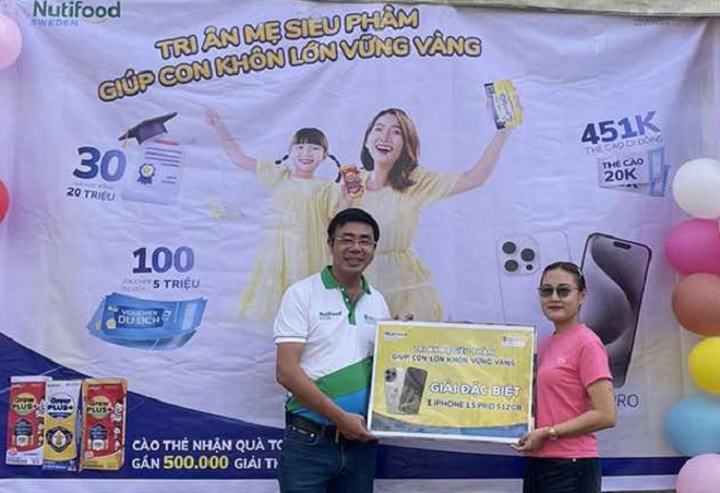 Chị Nguyễn Thị Bích vui mừng nhận giải đặc biệt – iPhone 15 Pro.