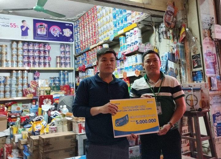 Các khách hàng vui mừng khi nhận giải thưởng giá trị của nhãn hiệu Nutifood GrowPLUS+.