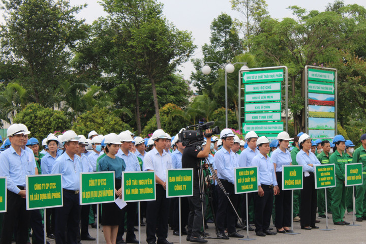 Đại diện các cơ quan, đơn vị tham gia lễ phát động hưởng ứng Ngày Môi trường thế giới (5/6/1972 - 5/6/2023) do Công ty MTĐT Hải Phòng tổ chức.