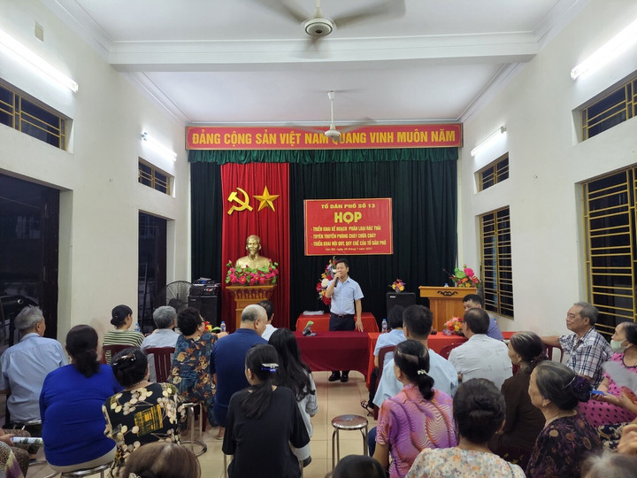 Hoạt động tuyên truyền về phân loại rác tại nguồn được tổ chức tại tổ dân phố.