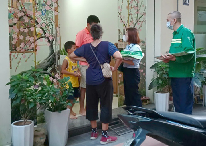 Cán bộ môi trường "đi từng ngõ, gõ từng nhà", tuyên truyền về phân loại rác tại nguồn.