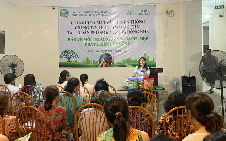 Cán bộ môi trường tuyên truyền về mục đích, ý nghĩa, cách thức phân loại rác tại nguồn.