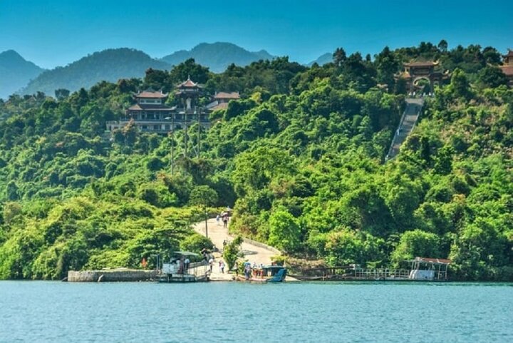 Thiền viện Trúc Lâm Bạch Mã được bao bọc bởi hồ Truồi, ngự trên ngọn núi Linh Sơn.