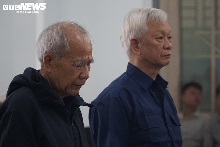 Nguyên Chủ tịch tỉnh Khánh Hòa Nguyễn Chiến Thắng (phải) và Đào Công Thiên - cựu Phó Chủ tịch, tại phiên tòa sơ thẩm sáng 11/12.