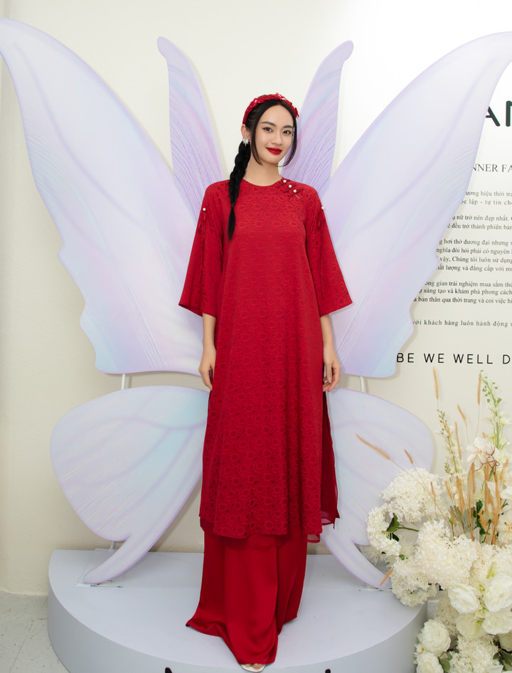 Vũ Thúy Quỳnh - Á quân The New Mentor 2023 - nói quyết định thi Hoa hậu Hoàn vũ Việt Nam vì muốn chứng tỏ thêm bản thân. Người đẹp 25 tuổi, quê Điện Biên, cử nhân Học viện Hành chính Quốc gia. Cô cao 1m74, số đo hình thể 90-63-96 cm. Trước đó, Thúy Quỳnh vào top 10 Hoa hậu Hoàn vũ Việt Nam 2022, đoạt danh hiệu Người đẹp ảnh.