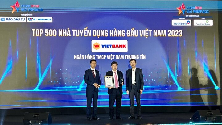 Vietbank nhận giải thưởng Top 100 Nhà tuyển dụng hàng đầu Việt Nam và Top 10 Nơi làm việc tốt nhất Việt Nam năm 2023.