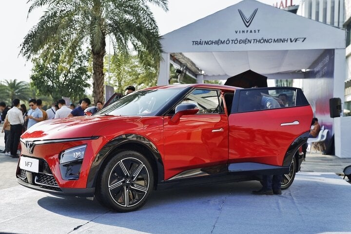 Sự kiện trải nghiệm ô tô điện thông minh VF 7 tại Vincom Mega Mall Smart City, Hà Nội thu hút đông đảo khách hàng tham gia.