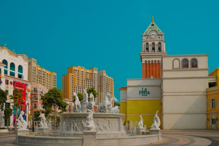 Khách sạn La Festa Phu Quoc, Curio Collection by Hilton tọa lạc nơi “trái tim” Sunset Town.