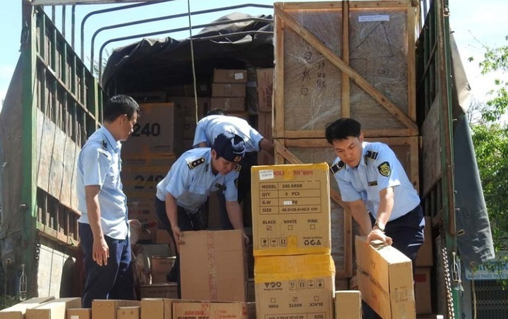 Lực lượng QLTT kiểm tra hàng hóa trên xe ô tô. (Ảnh: QLTT)