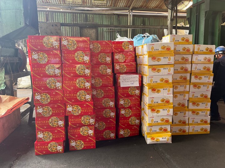 Bánh Trung thu không rõ nguồn gốc xuất xứ. (Ảnh: QLTT)