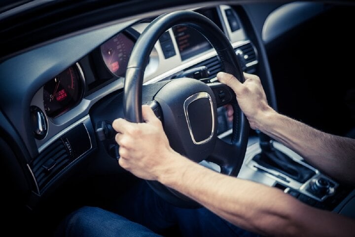 Cách đánh lái và trả thẳng lái khi đỗ là một trong những kỹ năng cơ bản trong điều khiển ô tô. (Ảnh minh hoạ).