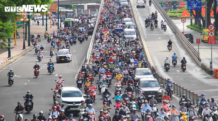 Thời tiết tại TP.HCM hôm nay 12/12, có mây, trời nhiều nắng, ngày và đêm đều không có mưa.