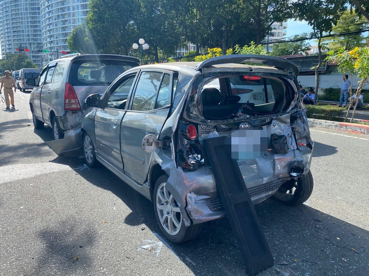 Hiện trường vụ tai nạn liên hoàn khiến 5 ô tô bị hư hỏng nặng.