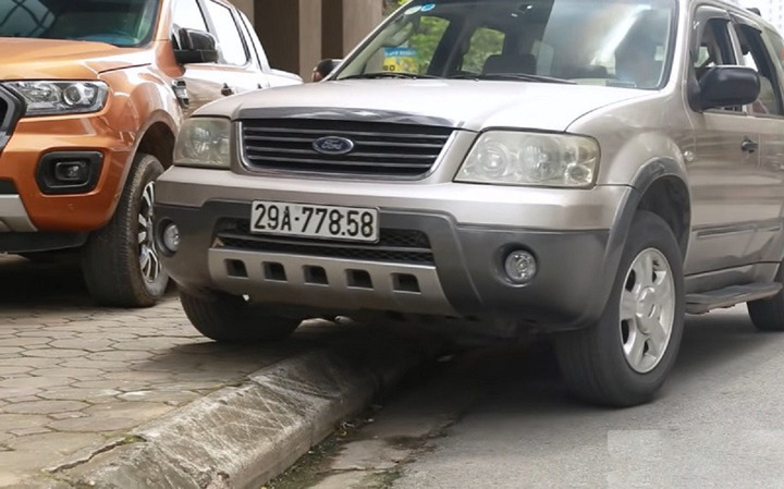 Lái chéo xe lên vỉa hè là kinh nghiệm mà tài xế mới cần thực hành. (Ảnh minh họa).