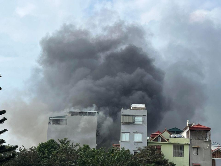 Khói đen bốc lên nghi ngút tại hiện trường vụ hỏa hoạn.