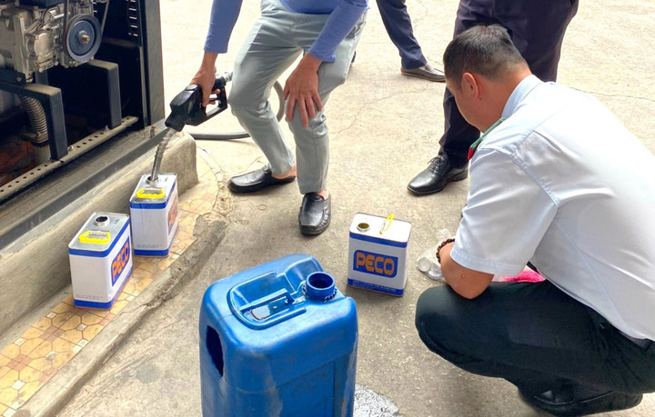 Lực lượng QLTT kiểm tra xăng nghi kém chất lượng.