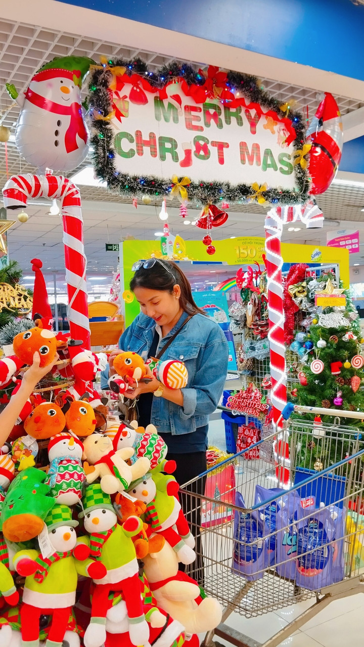 Hơn 1.000 mặt hàng trang trí, làm đẹp, thực phẩm giảm giá mùa Giáng sinh.