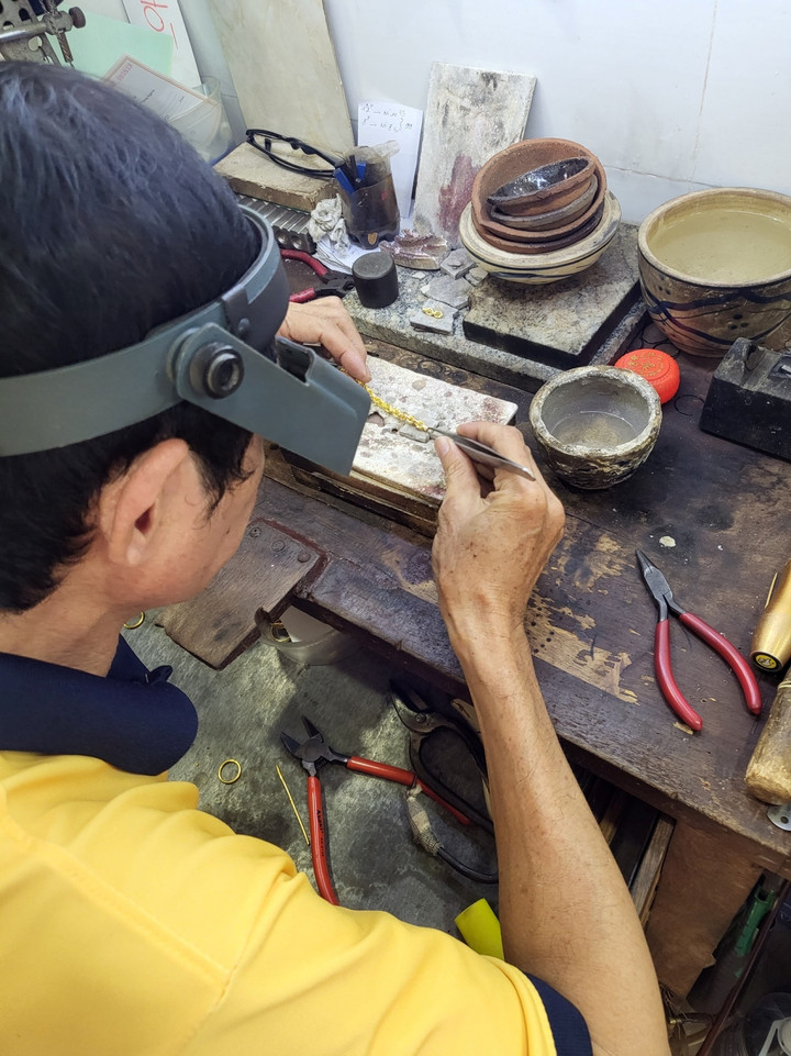 Những người thợ kim hoàn tại Trọng Nghĩa bên cạnh kiến thức chuyên môn vững vàng, còn sở hữu đôi bàn tay khéo léo và khối óc sáng tạo để “thổi hồn” cho từng sản phẩm.