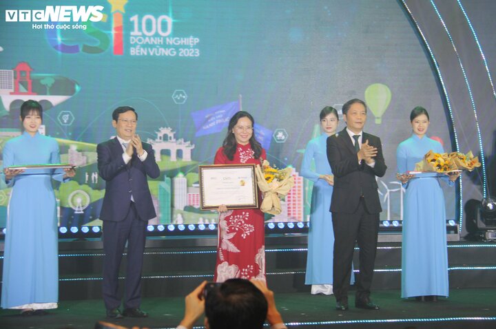 Ủy viên Bộ Chính trị, Trưởng ban Kinh tế Trung ương Trần Tuấn Anh và ông Phạm Tấn Công, Chủ tịch VCCI trao giấy chứng nhận cho đại diện các doanh nghiệp bền vững 2023.