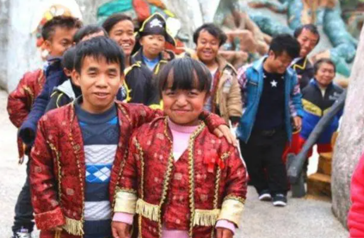 Theo Sohu, người dân truyền miệng rằng vào những năm 1930, ngôi làng ẩn mình trong thung lũng này bất ngờ bị bão quét qua trong đêm. Dân làng sau đó phải chịu những cơn đau nhức xương khớp, cơ chân đau giật bất thường và trở nên khập khiễng.