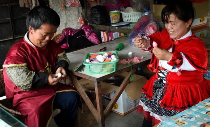 Dân làng khi đó cho rằng đó là bệnh truyền nhiễm nhưng không thể tìm ra nguồn gốc mầm bệnh, cách thức lây nhiễm cũng như không tìm ra cách chữa trị hữu hiệu. Họ bất lực nhìn "bệnh lùn" lây lan và ảnh hưởng khắp ngôi làng.