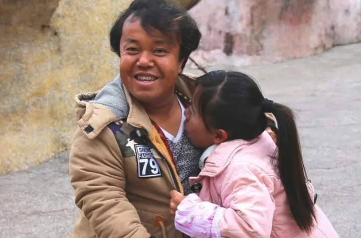 Trẻ em đang trong giai đoạn phát triển có những dấu hiệu thay đổi thể chất rõ ràng hơn, đặc biệt là trẻ 3 - 4 tuổi. Xương sọ và các khớp xương trên cơ thể trở nên dày và cứng cáp hơn nhưng cũng dừng phát triển từ đó.