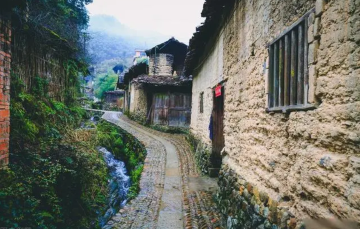 Các chuyên gia suy đoán rằng trong đợt thiên tai những năm 1930, lương thực tích trữ trong ngôi làng bị ẩm mốc. Khi đó giao thông tắc nghẽn, địa hình hiểm trở, việc cứu trợ khó khăn nên dân làng chỉ có thể sử dụng thức ăn bị nấm mốc để giải quyết cơn đói.