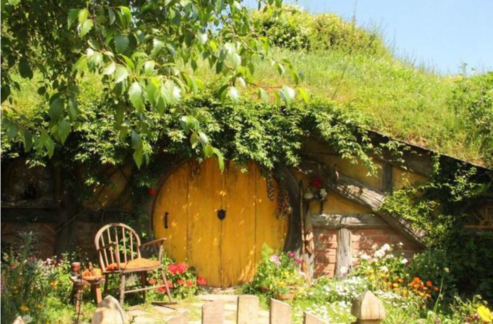 Nửa thế kỷ, dân làng Dương Minh Tự sống trong sự mặc cảm về ngoài hình và tách biệt với thế giới. Thời gian trôi qua, họ học được cách bình tĩnh đối mặt với mọi việc và nhìn cuộc sống một cách lạc quan.