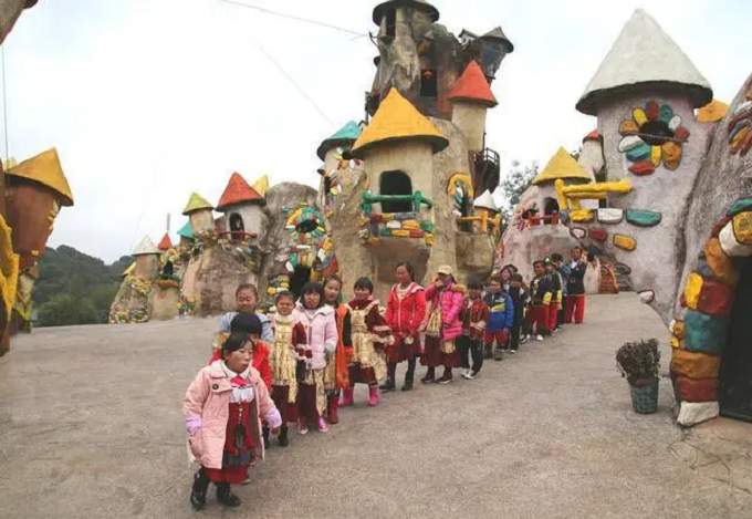 Một số kết quả chụp X-quang của dân làng cho thấy, các khớp cơ thể không chỉ là dị tật cục bộ mà khe hở giữa khớp háng và chỏm xương đùi được nối với nhau, dính chặt với xương chậu khiến người bệnh đi lại, di chuyển khó khăn. Những thay đổi về xương như vậy khiến không gian tăng trưởng bị nén mạnh, biểu hiện chính là chiều cao ngừng phát triển.