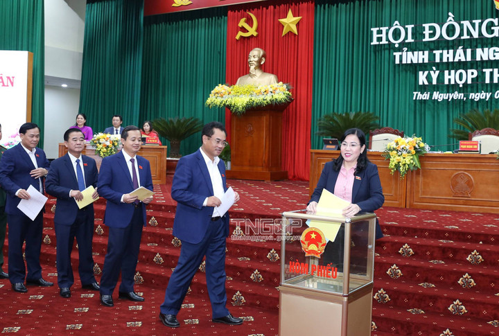 Các lãnh đạo tỉnh Thái Nguyên và đại biểu bỏ phiếu tín nhiệm đối với chức vụ do HĐND tỉnh bầu. (Ảnh: thainguyen.gov.vn)