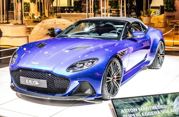 While playing for Man United, Ronaldo once wowed his teammates when he stepped out of an Aston Martin DBS Superleggera that cost more than $200,000.  This sports car is equipped with a twin-turbo V12 engine, 5.2 liter capacity, 715 horsepower.