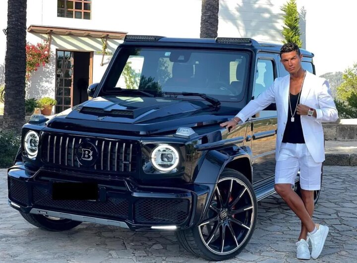 As the world's top superstar, Ronaldo still receives gifts from his girlfriend.  Not long ago, Georgina Rodriguez spent more than 600,000 USD to give a limited edition Mercedes G-Wagon Brabus to her famous boyfriend.