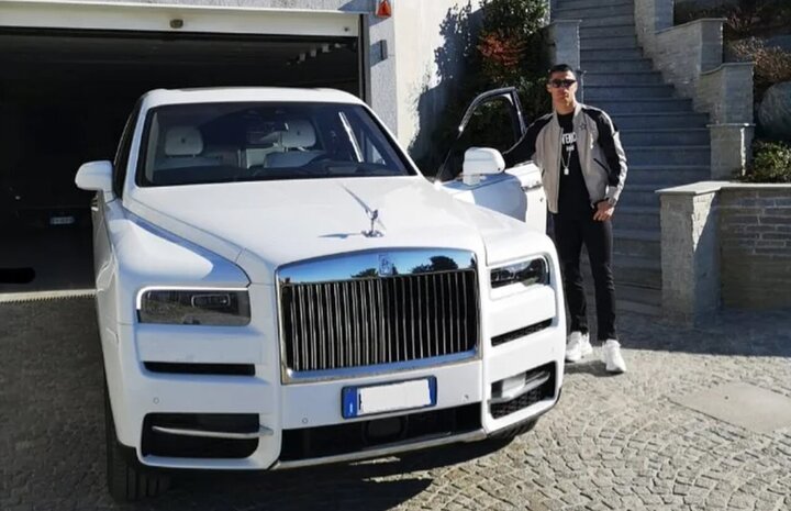 In Ronaldo's collection there are a series of luxury cars from famous car brands such as Rolls-Royce, Lamborghini, Ferrari,...