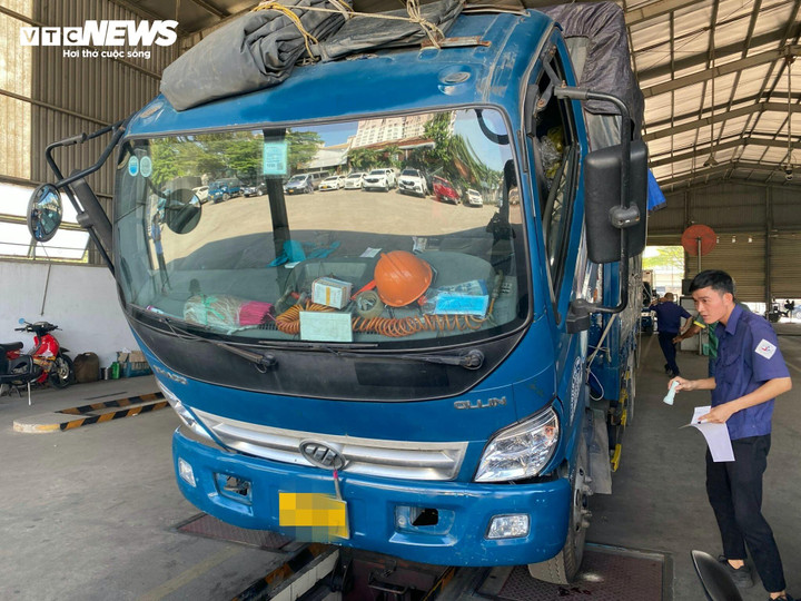 Theo Giám đốc Trung tâm Đăng kiểm 50-02S, những ngày cuối năm lượng xe đến trung tâm kiểm định đang tăng dần nhưng không xảy ra tình trạng quá tải.