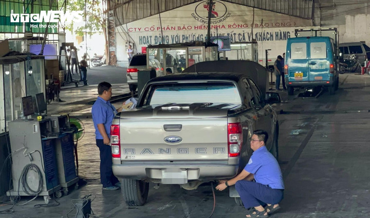 Nhân viên trung tâm đăng kiểm đang kiểm xe ô tô tại Trung tâm Đăng kiểm 50-03S.