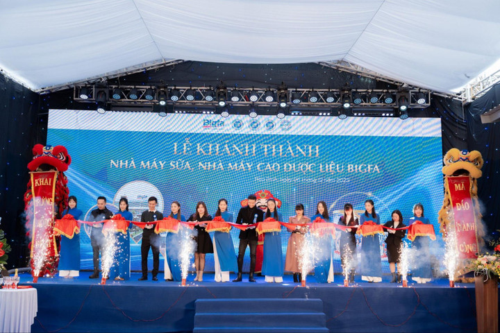 Ban lãnh đạo nhà máy Bigfa thực hiện nghi thức cắt băng khánh thành.