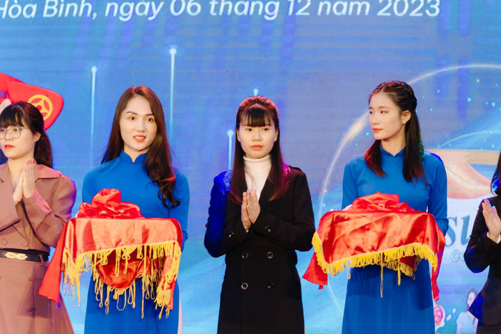 Tổng giám đốc Phùng Thị Ngân tham dự lễ cắt băng khánh thành.