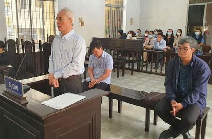 Các bị cáo tại phiên tòa sơ thẩm vì lập khống hồ sơ