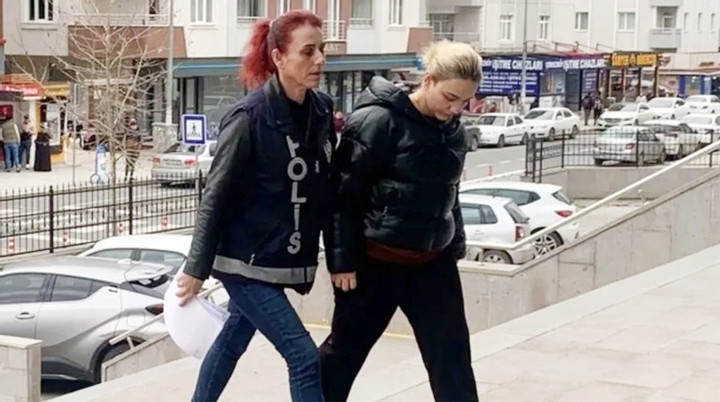 Ozkiraz (phải) bị phát hiện sử dụng giấy tờ giả sau 1 năm hành nghề bác sĩ. (Ảnh: Daily Star)