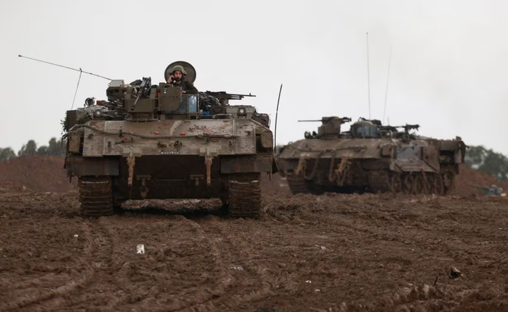 Xe bọc thép chở quân của Israel tại biên giới với Gaza. (Ảnh: Reuters)