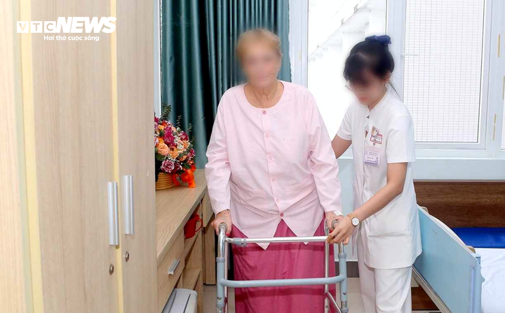 Bà Dyen Roux Annie Marie được các y, bác sĩ Bệnh viện Trung ương Huế cấp cứu kịp thời sau khi bà này bị mất khả năng đi lại do ngã cầu thang. (Ảnh: BVCC)