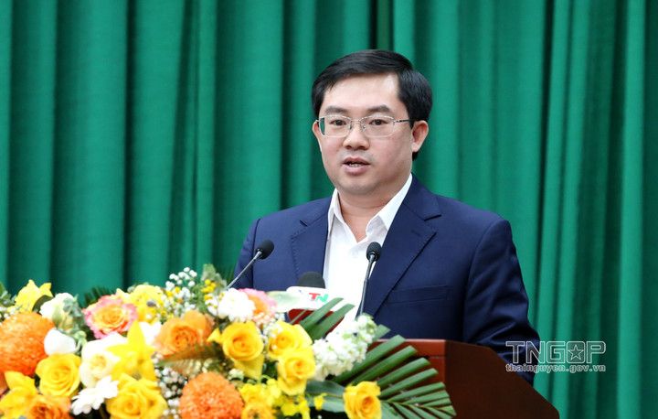 Ông Nguyễn Thành Minh, Giám đốc Sở Nội vụ báo cáo giải trình. (Ảnh Cổng thông tin điện tử Thái Nguyên)