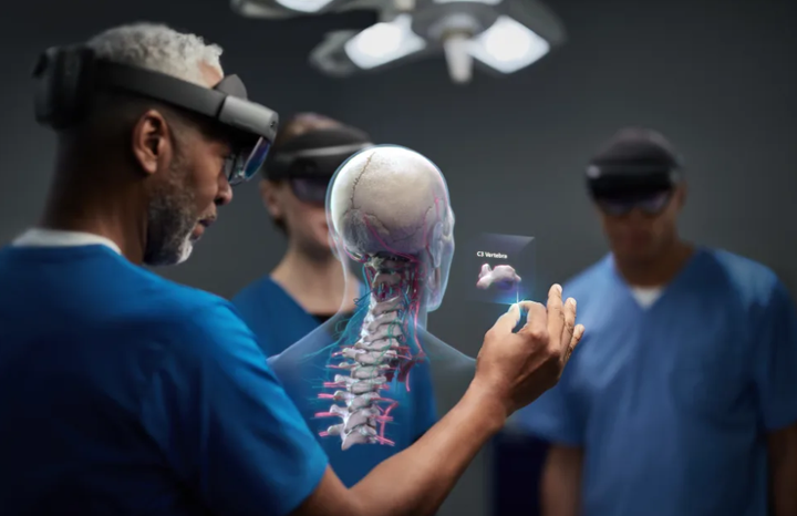 Công nghệ thực tế hỗn hợp cho phép người đeo xem các hình ảnh kỹ thuật số được đặt trong thế giới thực và tương tác bằng cử chỉ tay và giọng nói. (Ảnh: Microsoft)