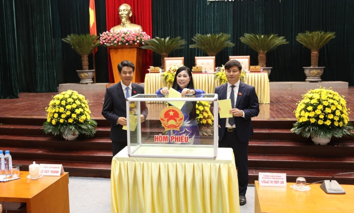 Các lãnh đạo tỉnh Vĩnh Phúc bỏ phiếu tín nhiệm.