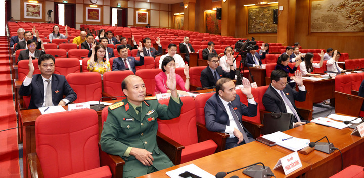 Đại biểu HĐND tỉnh biểu quyết thông qua các nghị quyết.