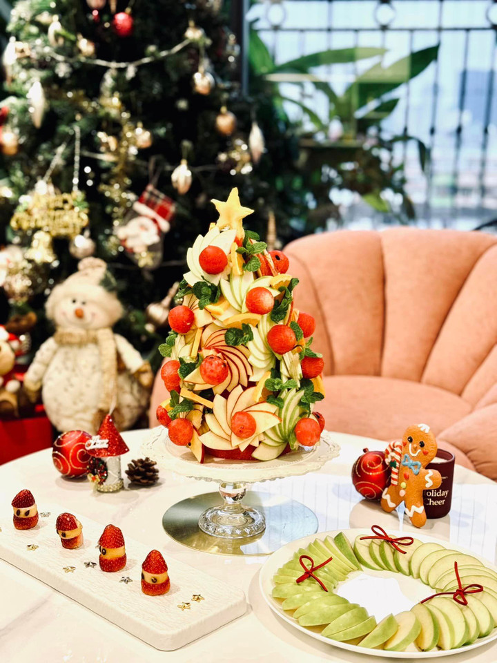 Lễ Giáng sinh cận kề, hội chị em khéo tay lại được dịp bày biện, sắp xếp các loại trái cây thành hình cây thông Noel độc đáo, lạ mắt. Các nguyên liệu đều dễ tìm nên việc "biến" các loại trái cây thành cây thông Noel rất đơn giản. Trong ảnh là tác phẩm của chị Vũ Thị Ngọc Bích (36 tuổi, mẹ 3 con ở Hà Nội). (Ảnh: Ngọc Bích)